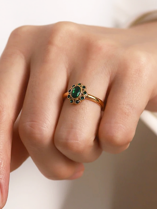 Yadira | Elegant Guldring – Livlig Grön Kristall För Unik Stil 1