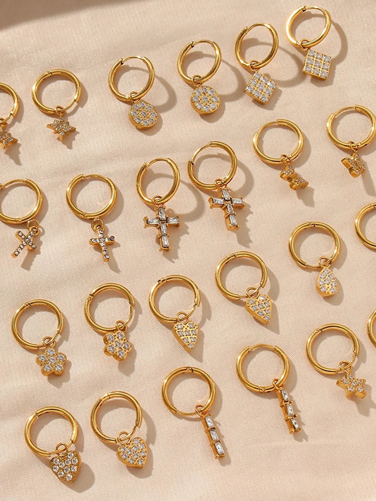 Yamila | Eleganta Guld Örhängen – Kristallkorsdesign för En Glittrande Look 2