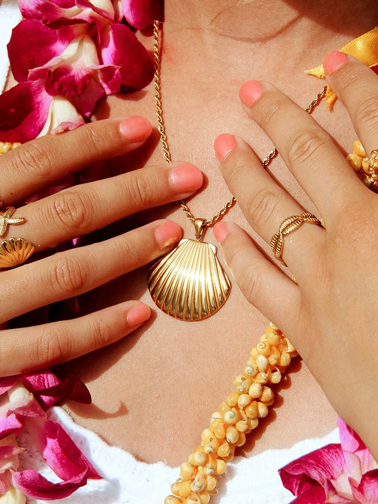 Yazaria | Elegant Guldhalsband – Skalhänge För Strandinspirerade Outfits 4