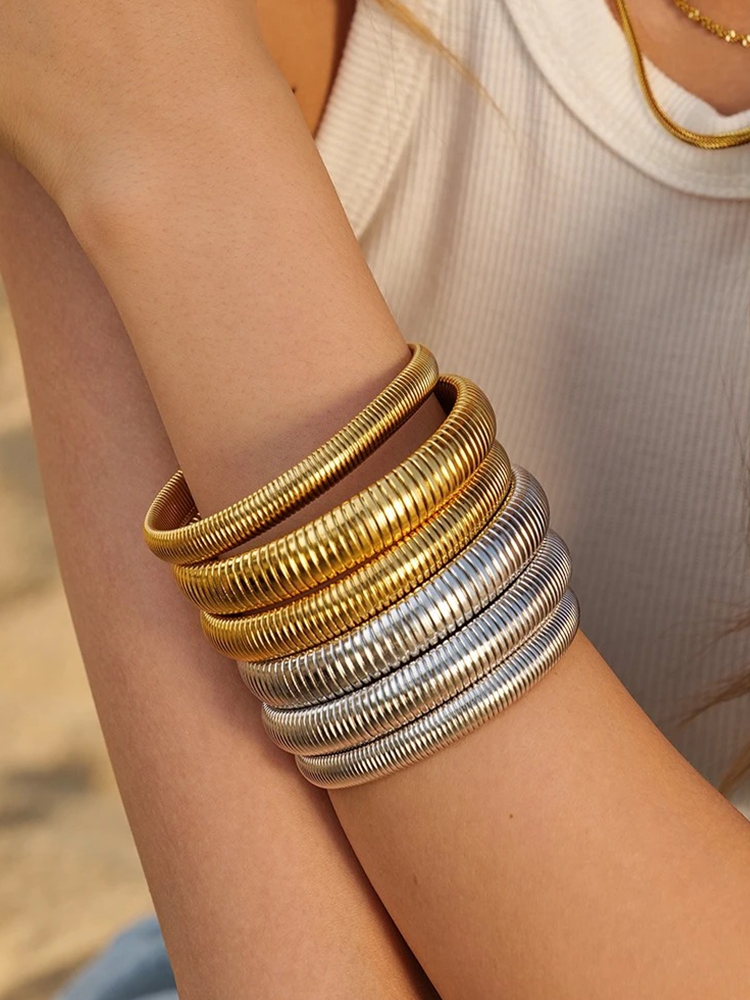 Yazmin | Chic Guldarmband Dam – Flexibelt Ormmönster för Eleganta Tillfällen 3