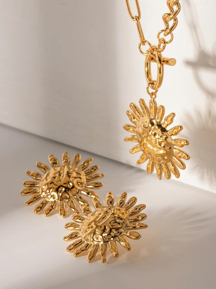 Yuliana | Eleganta Halsband – Solroshänge i Guld För En Naturlig Stil 4