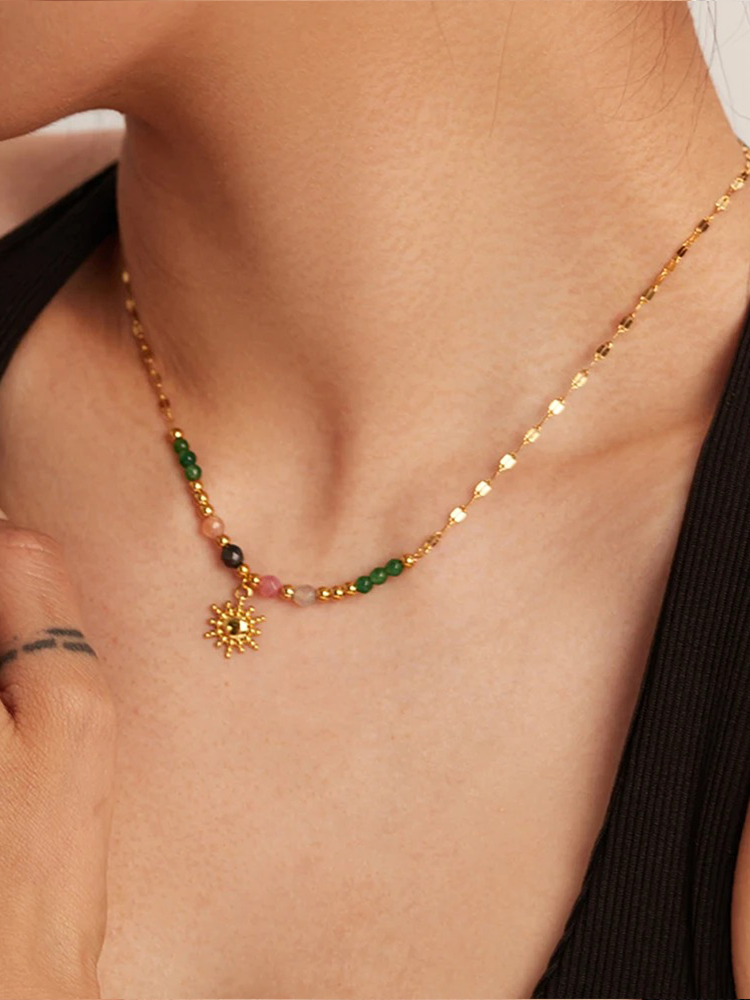 Yelinda | Eleganta Halsband i Natursten Guld för En Iögonfallande Look 3