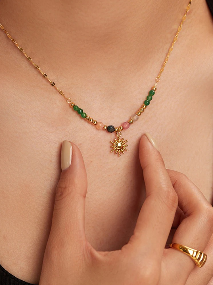 Yelinda | Eleganta Halsband i Natursten Guld för En Iögonfallande Look 2