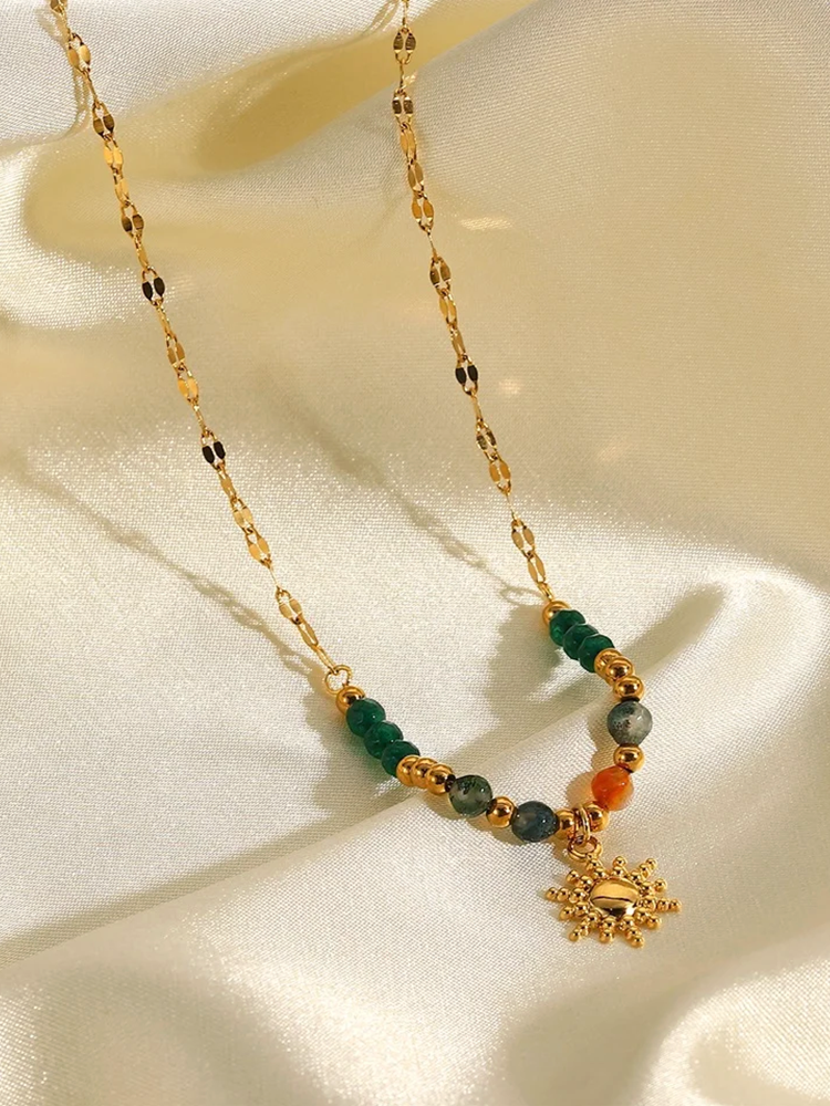 Yelinda | Eleganta Halsband i Natursten Guld för En Iögonfallande Look 4