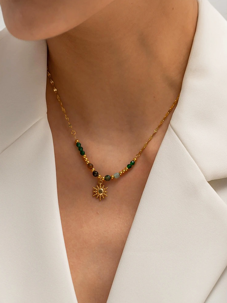 Yelinda | Eleganta Halsband i Natursten Guld för En Iögonfallande Look 1