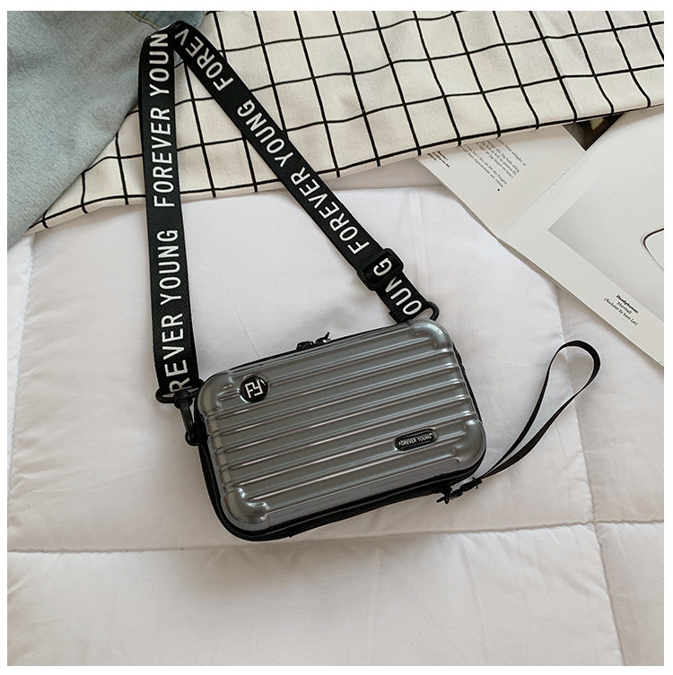 Inge | Mini Resväska – Trendig Husformad Design Med Vattentålighet 18