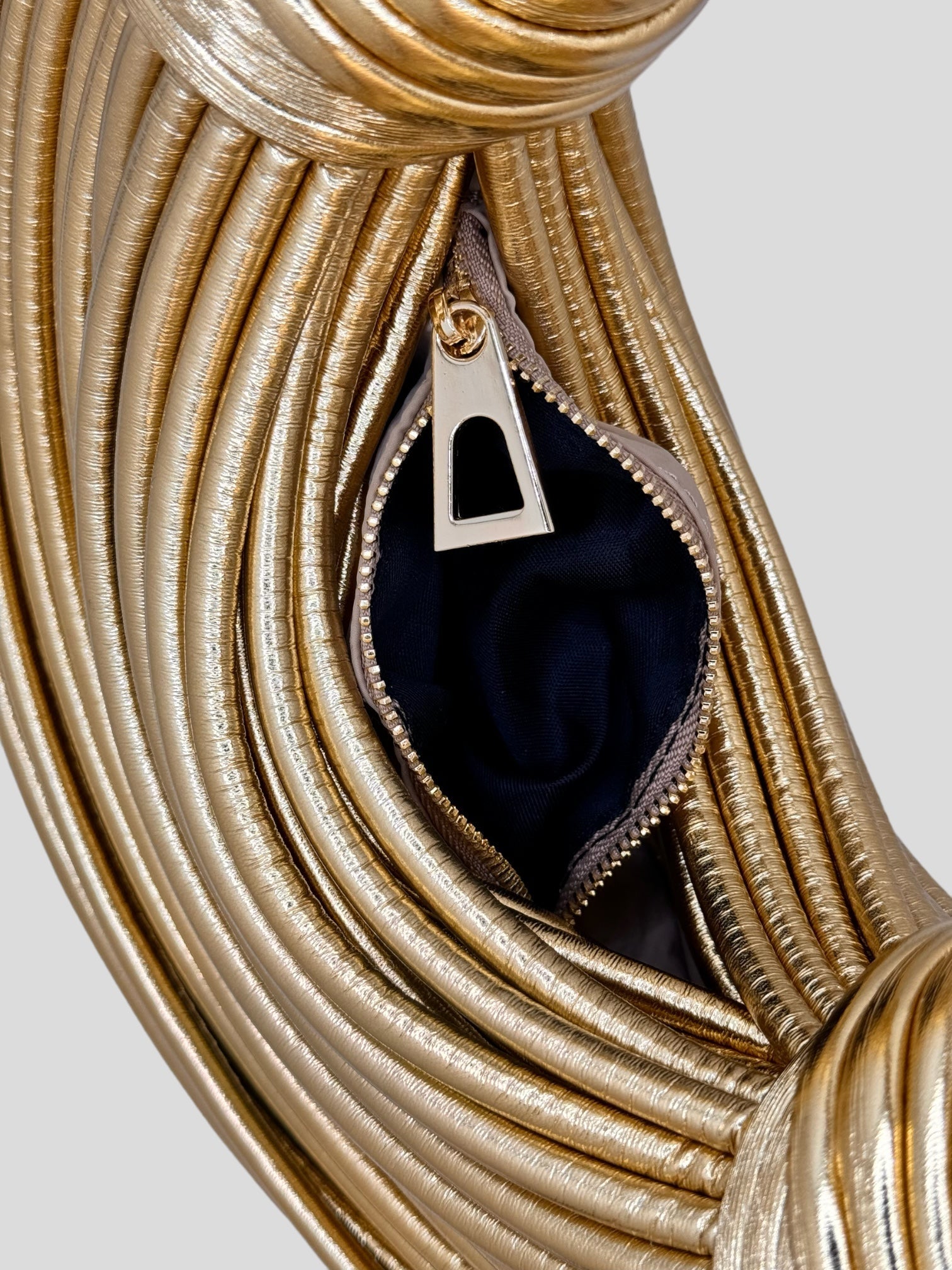 Aurora | Elegant Handväska Dam – Guld för Hållbar Stil 7