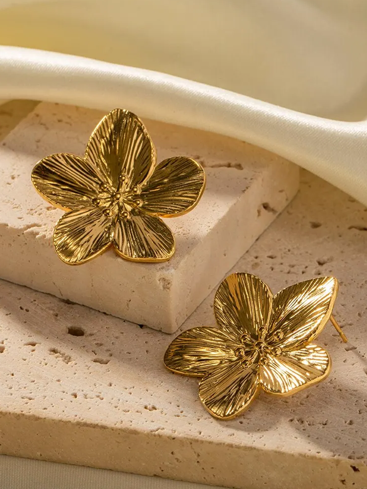 Yolanda | Eleganta Guldörhängen – Blomdetaljer För Sofistikerad Stil 4