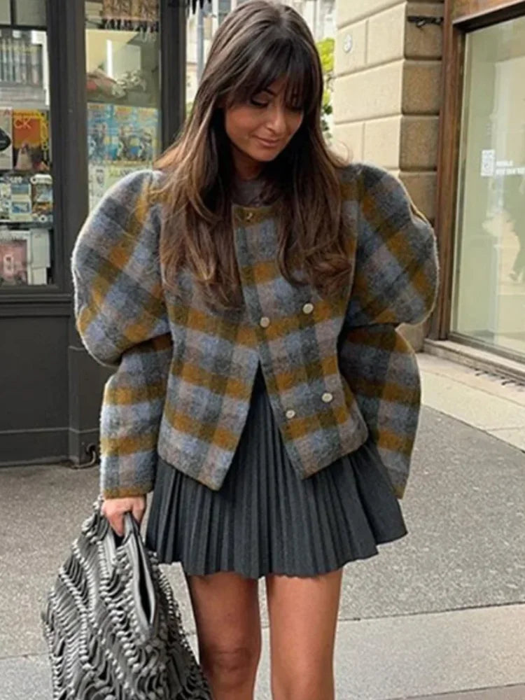 Adriana | Tidlös Vintage Kappa – Rund Hals Och Rutigt Mönster 3