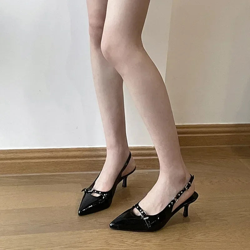 Carol | Eleganta Spännesandaler Med Kattungeklack – För Stil Och Komfort 5