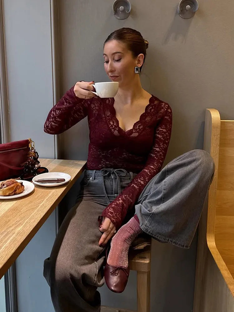 Sylvia | Elegant Spetsblus Dam – Bourgogne för Sofistikerad Stil 1