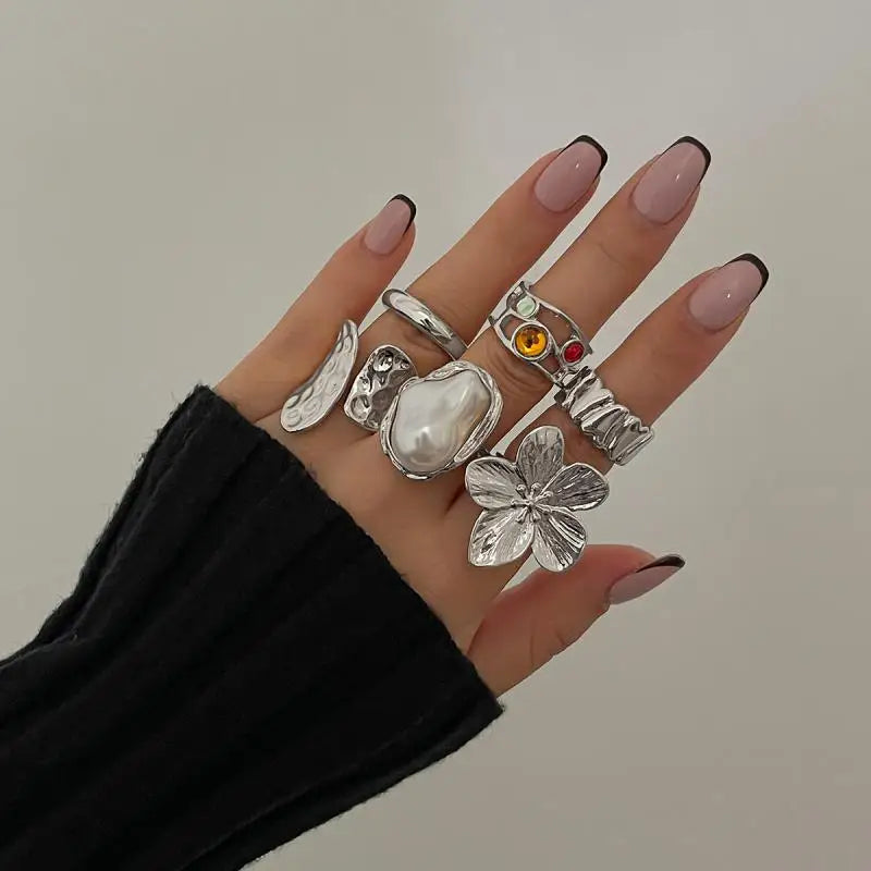 Bridgid | Elegant Blommig Ring – Kristaller Och Pärlor 2