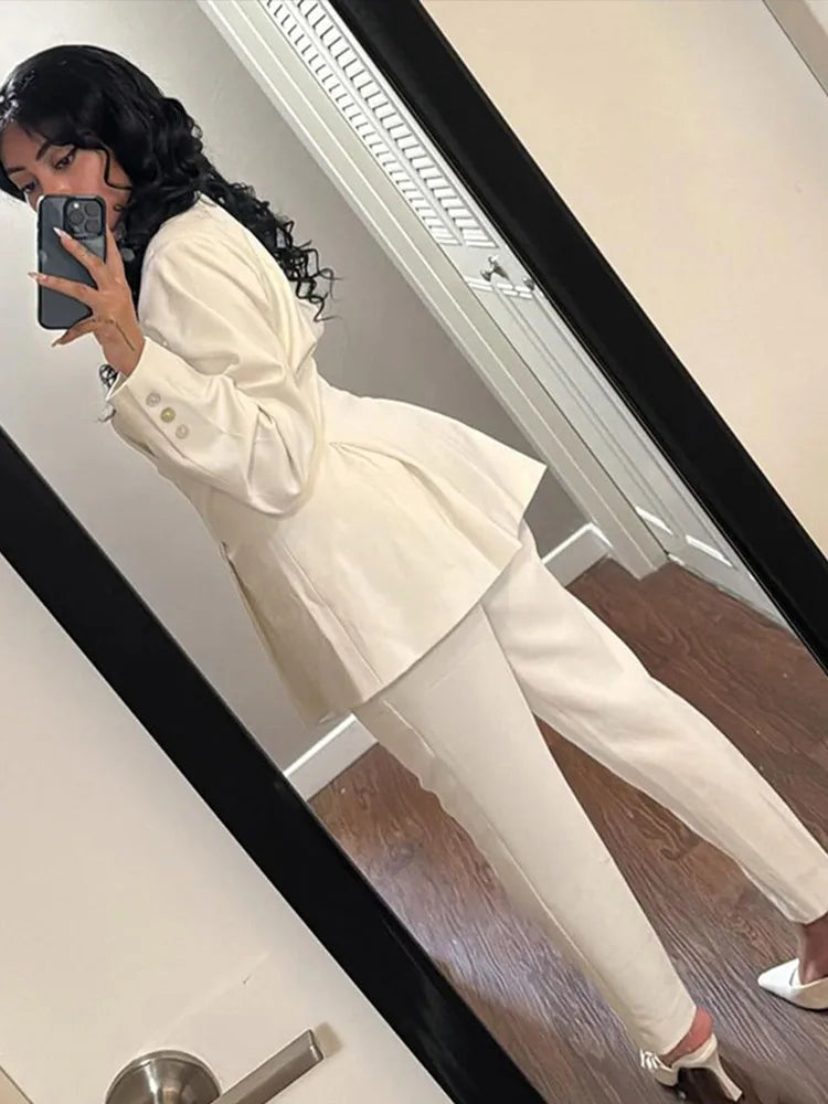 Joanna | Elegant Kostym Dam – Guldknapp Och Veckade Detaljer 4