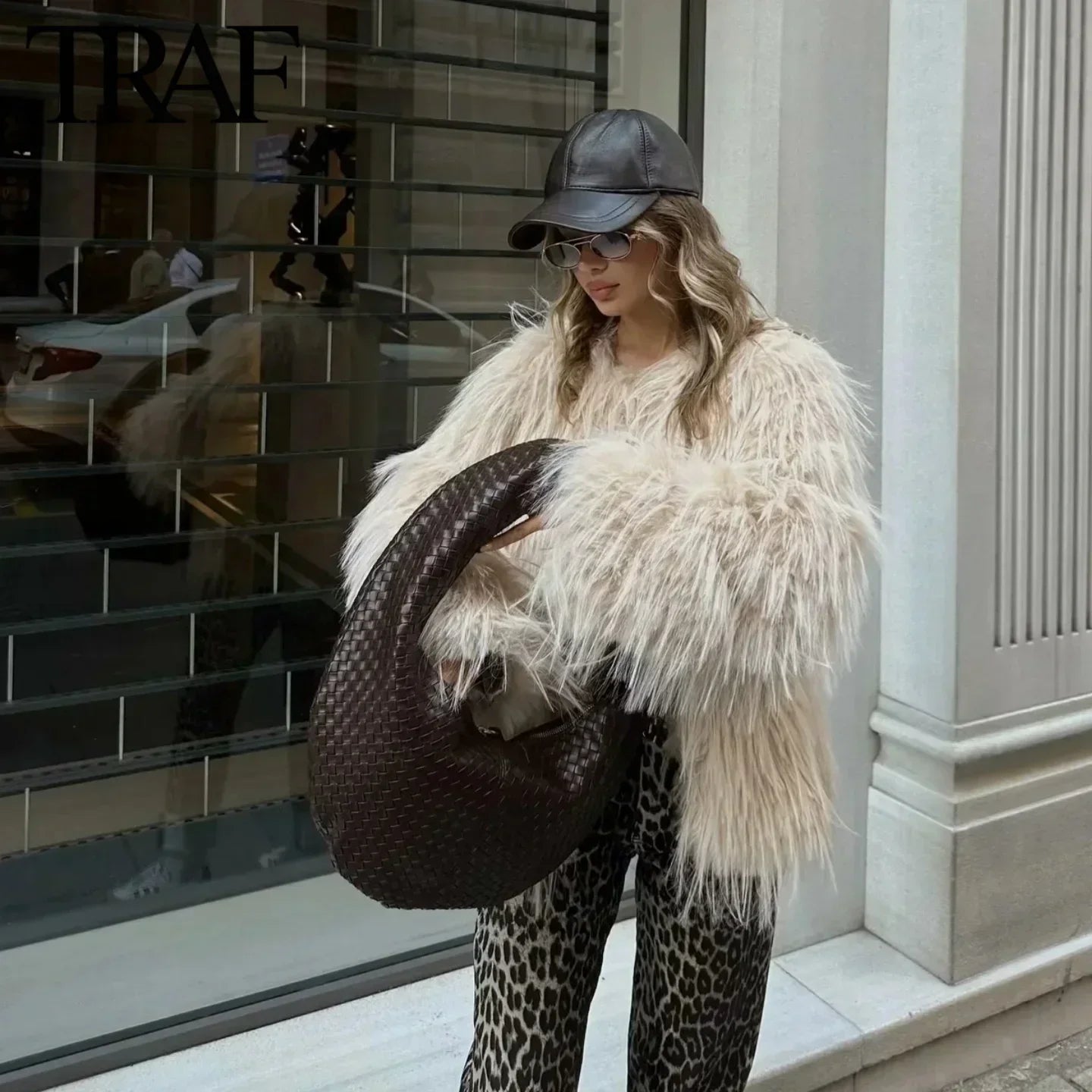 Conelia | Elegant Faux Pälsjacka – Chic Vinterlook och Komfort 1