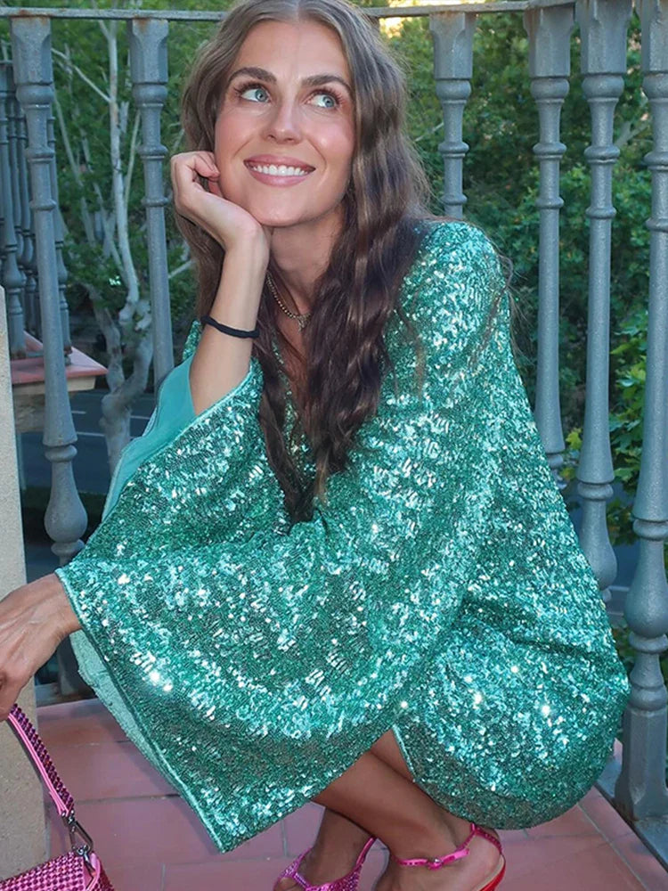 Hyvee | Elegant Svart Miniklänning – Djup V-Ringning Och Flareärmar 5