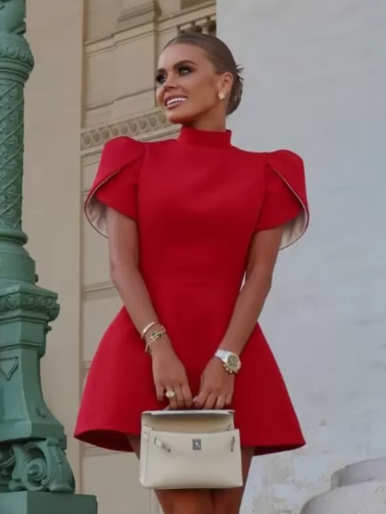 Harry | Lekfull Svart Miniklänning – Bakre Båge och Knappdetaljer 7