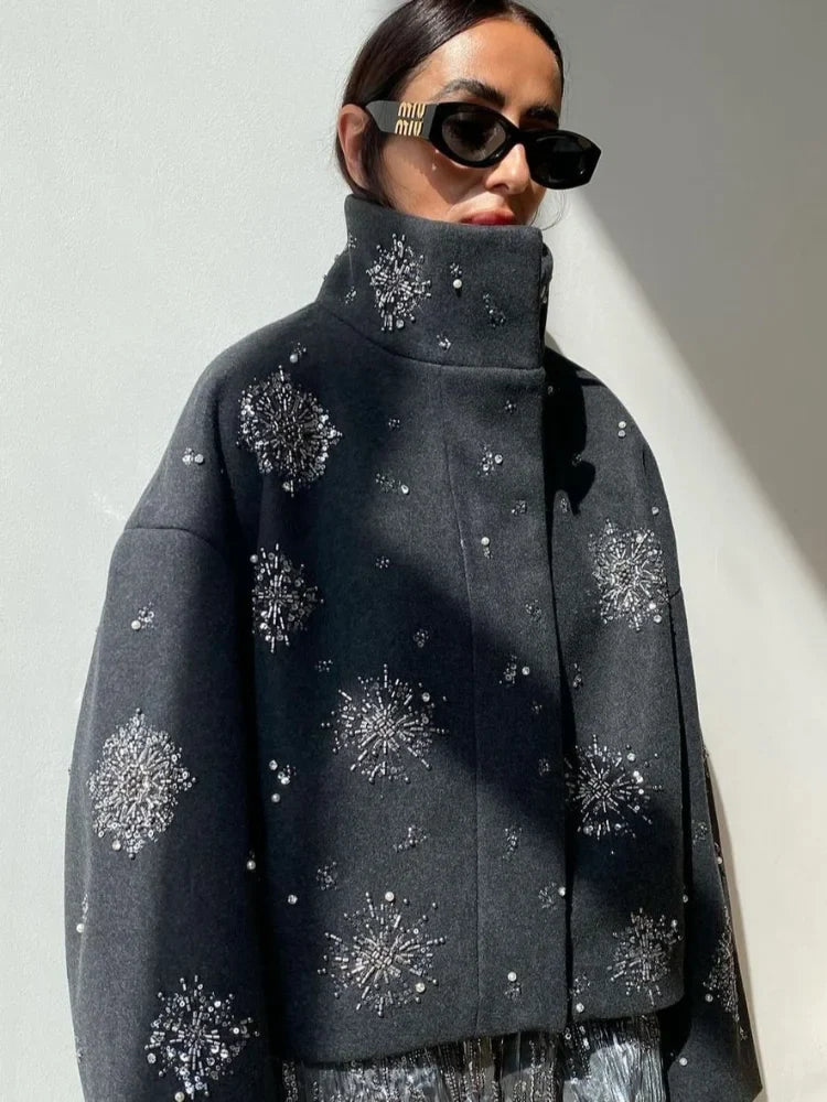 Gavrielle | Lyxig Kappa – Eleganta Pärldetaljer För Imponerande Look 2