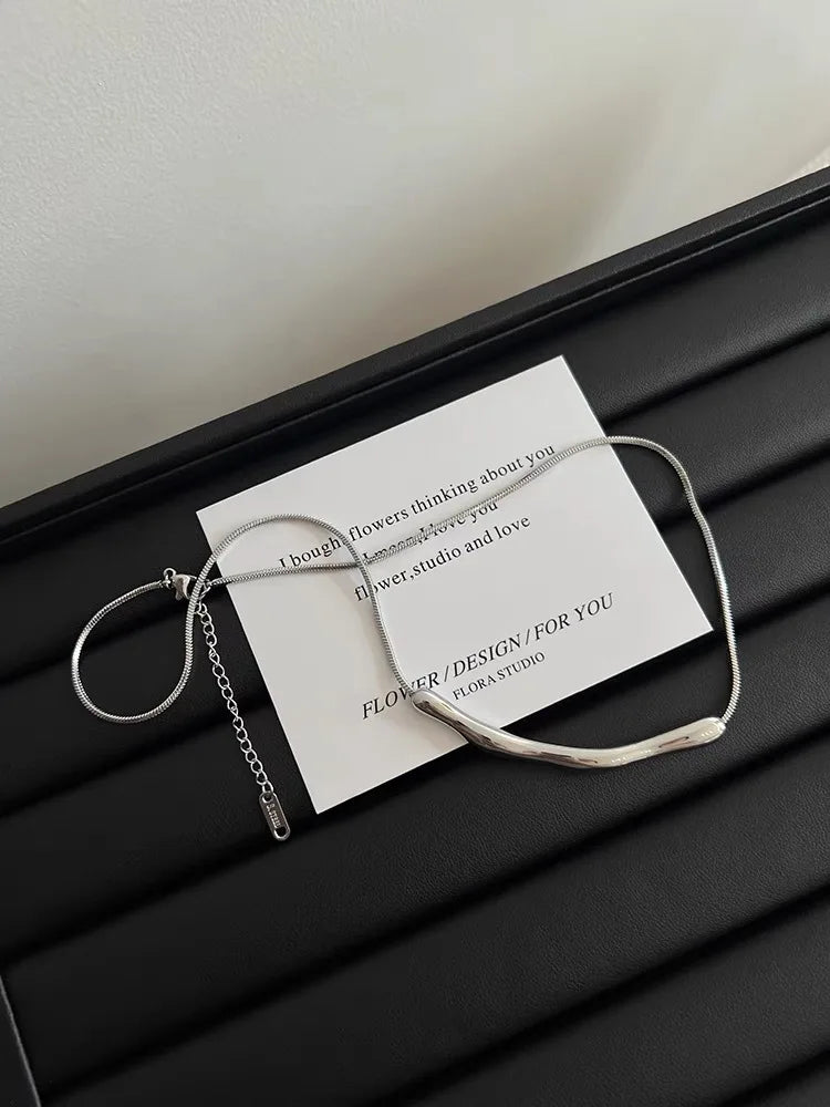 Brigitta | Minimalistiskt Benbenhalsband – Sofistikerad Stil 7