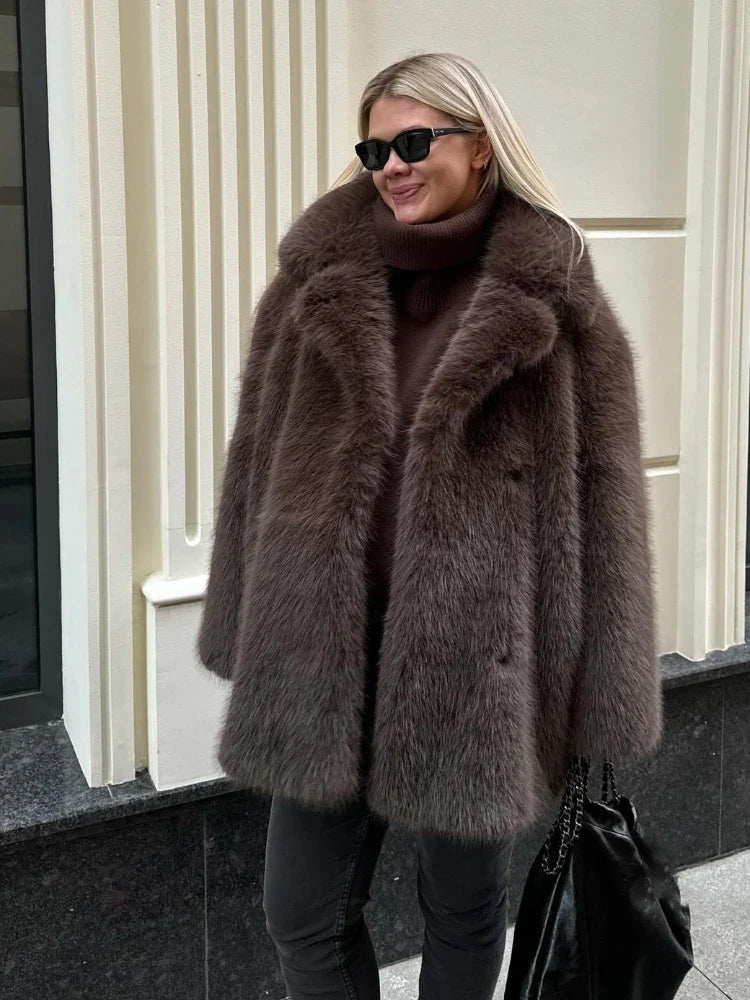 Clarabelle | Elegant Faux Päls Kappa För Kvinnor – Varm och Lyxig Design 1