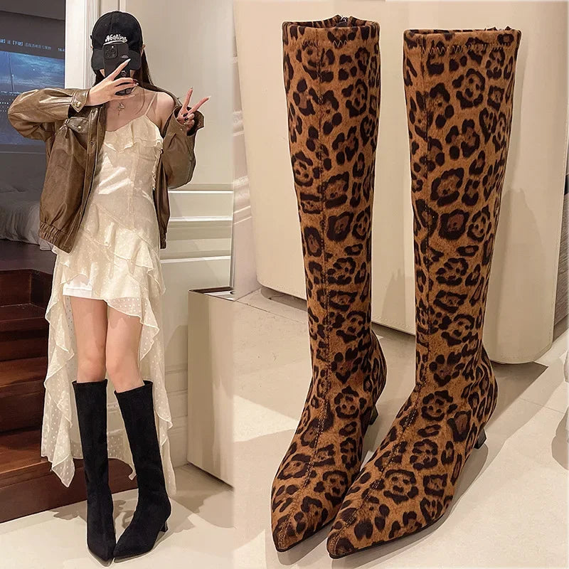 Thalia | Eleganta Leopardklackar i Mocka – Djärv Stil och Komfort 1