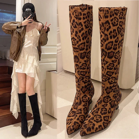 Thalia | Eleganta Leopardklackar i Mocka – Djärv Stil och Komfort 1