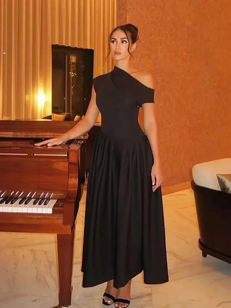 Irena | Elegant Sommarklänning Dam – Rygglös Med Asymmetrisk Ruffle 4