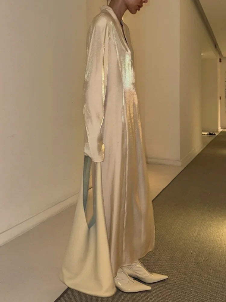 Gwynneth | Elegant Glänsande Slitsklänning – För Stilsäker Komfort 2