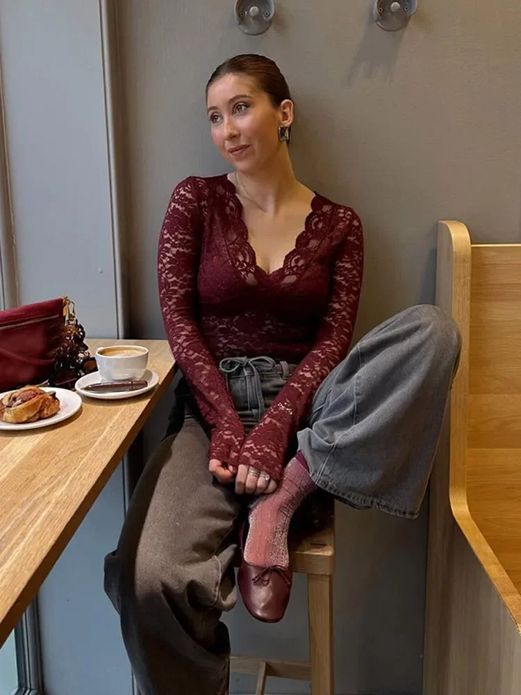 Sylvia | Elegant Spetsblus Dam – Bourgogne för Sofistikerad Stil 4