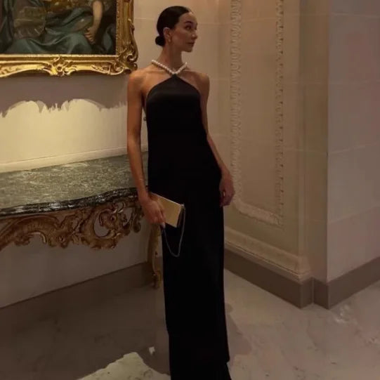 Graziana | Elegant Rygglös Klänning – Halter Neck för Fest och Bröllop 4