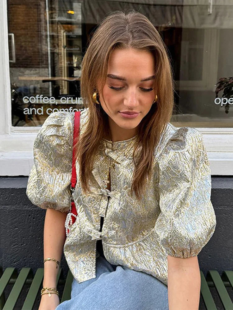 Sandy | Glamourös Skjorta – Guldskimmer Med Elegant Snörning 1