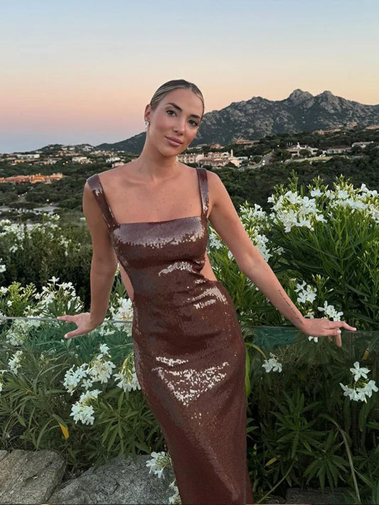 Portuna | Chic Rygglös Klänning För Speciella Tillfällen – Fyrkantig Krage 1