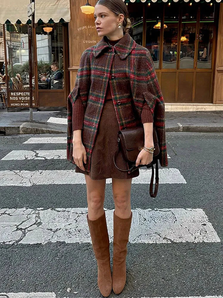 Angela | Elegant Cape i Ullblandning – Rutig Design för Stil och Komfort 2