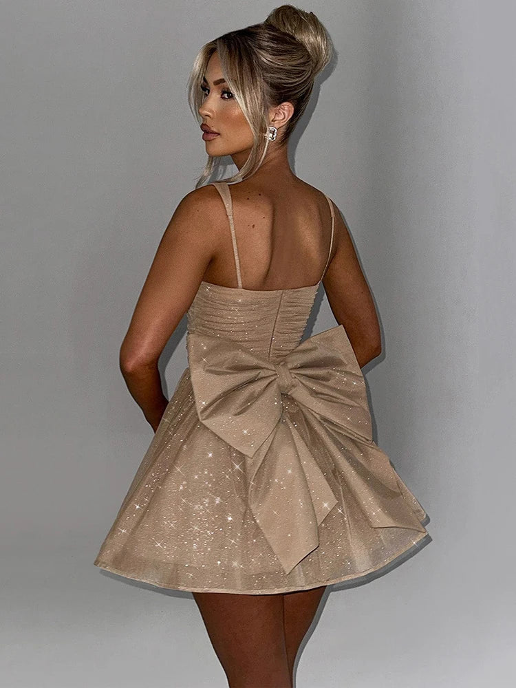 Aiah | Elegant Svart Miniklänning – Rygglös Design Med Charmig Båge 2