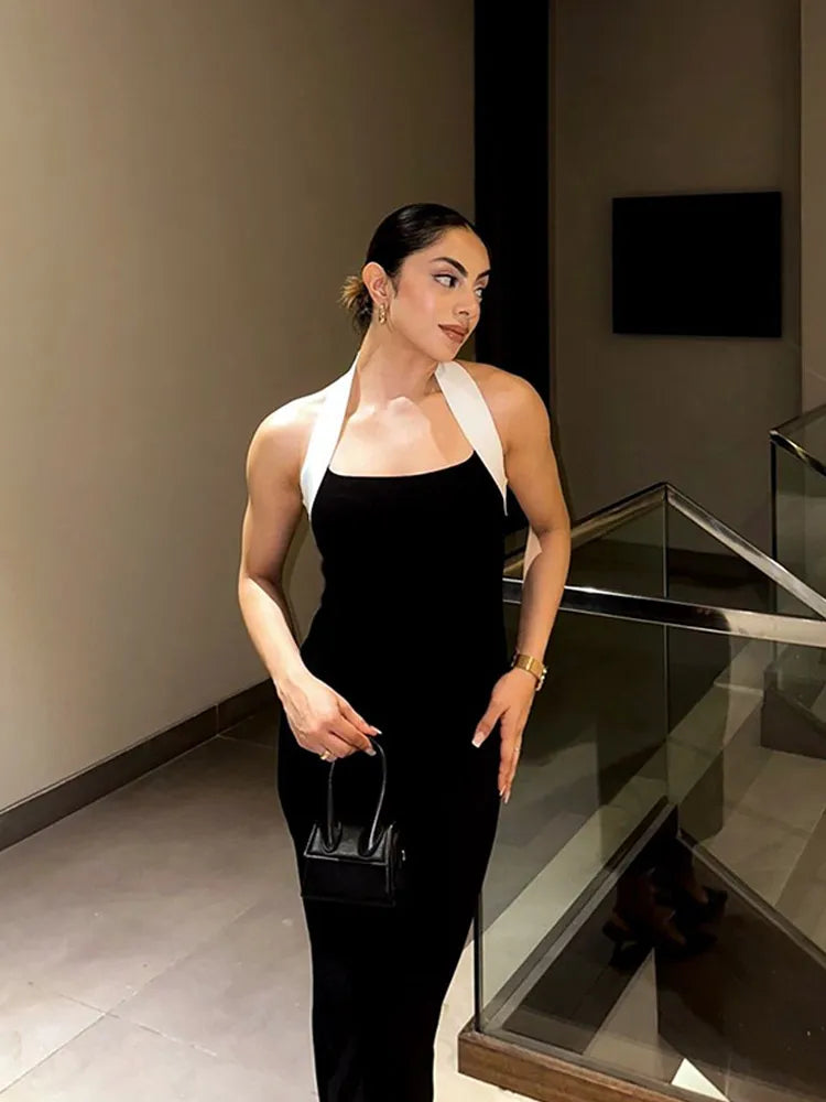 Xarina | Elegant Smal Halterklänning – Figur-Kramande Stickad Design 1