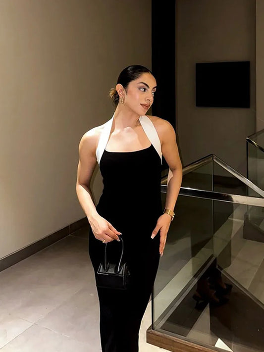 Xarina | Elegant Smal Halterklänning – Figur-Kramande Stickad Design 1