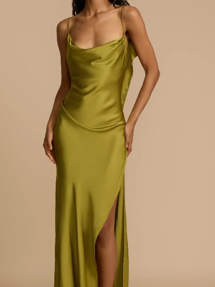Norine | Elegant Grön Rygglös Klänning – Satin För Festliga Tillfällen 7