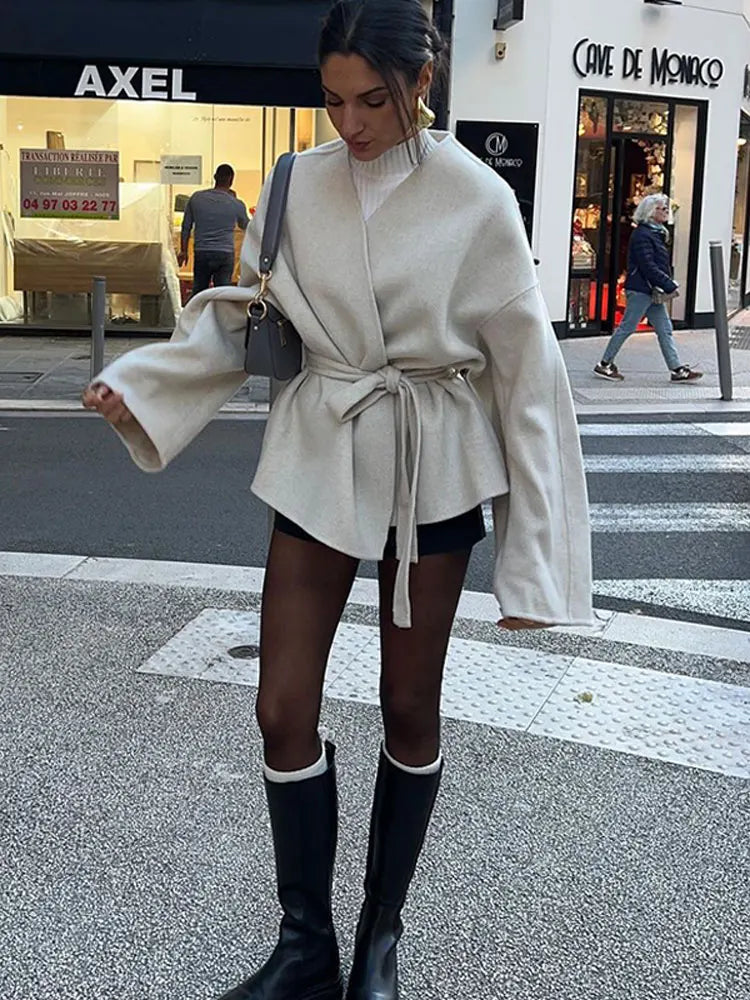 Afrodite | Elegant Vit Kort Kappa – Ull V-Neck För Tidlös Stil 3