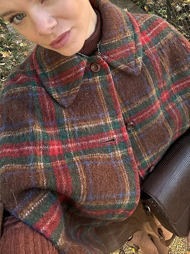 Angela | Elegant Cape i Ullblandning – Rutig Design för Stil och Komfort 3