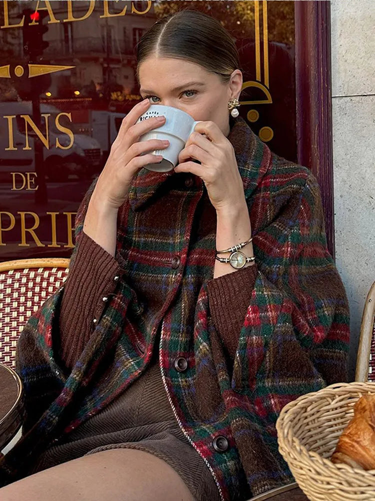 Angela | Elegant Cape i Ullblandning – Rutig Design för Stil och Komfort 1