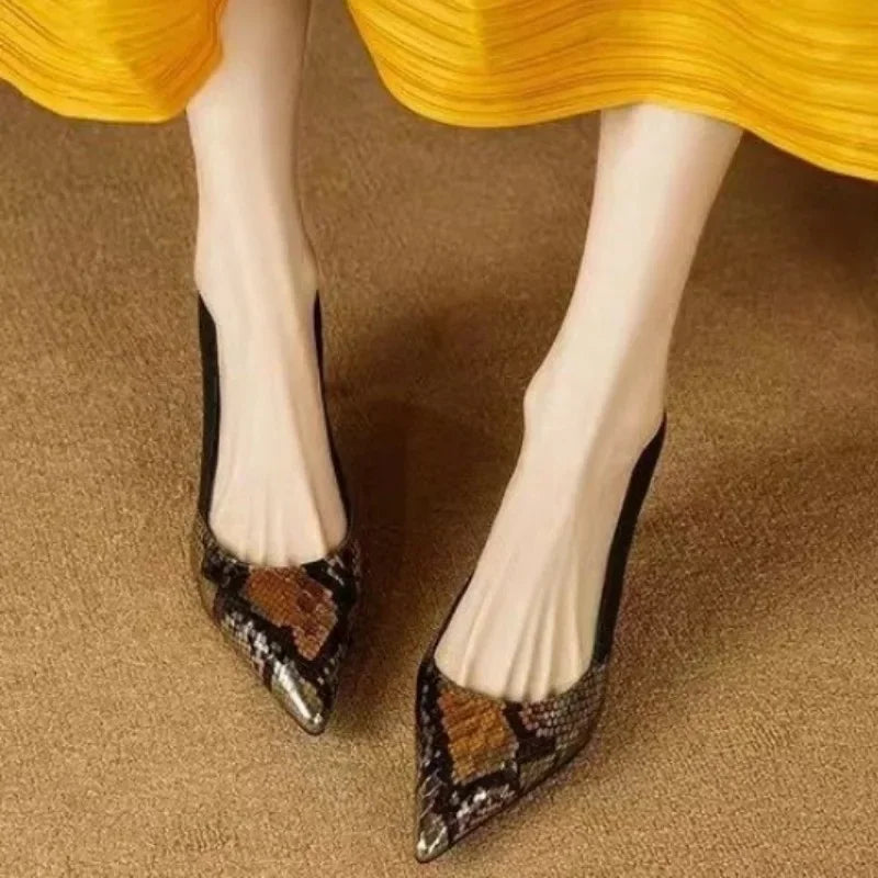 Anerhia | Eleganta Svarta Höga Klackar – Ormtryck För Stil Och Komfort 1