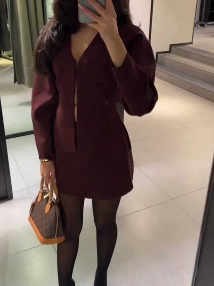 Gianna | Elegant Djup Röd V-Neck-Kappa och Kjoluppsättning För Stilfulla Tillfällen 4