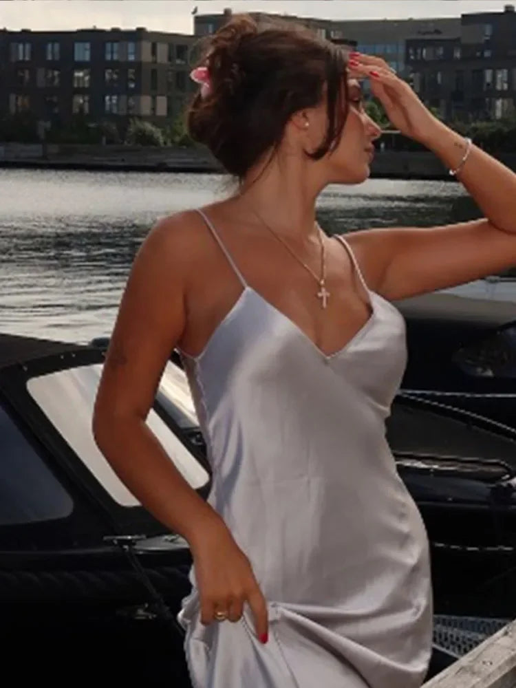 Tamara | Elegant Rygglös Slingklänning – Satin För Glamourösa Tillfällen 3