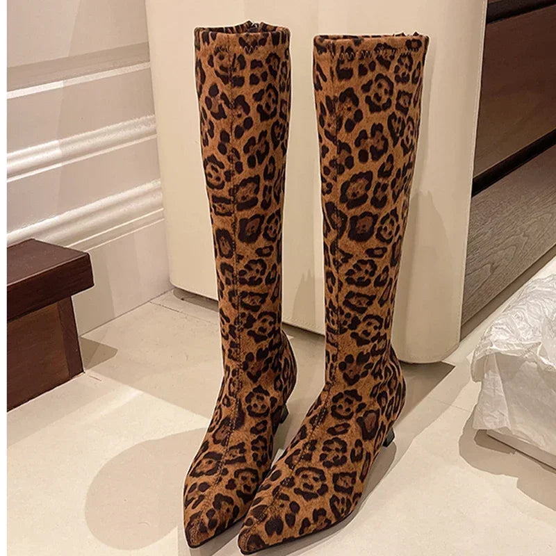 Thalia | Eleganta Leopardklackar i Mocka – Djärv Stil och Komfort 3