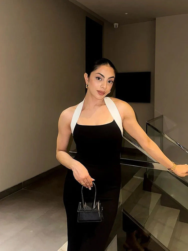 Xarina | Elegant Smal Halterklänning – Figur-Kramande Stickad Design 2