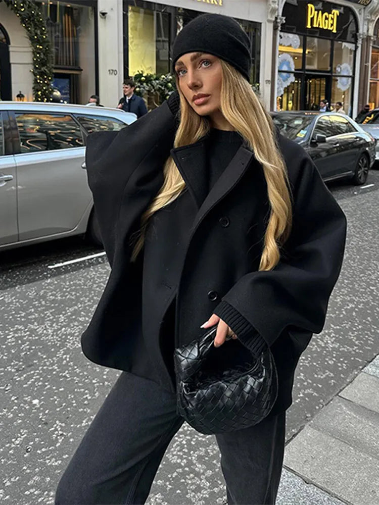 Rhiannon | Retro Dubbelbröst Kappa – Tidlös Elegans och Smickrande Silhuett 1