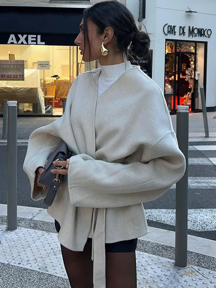 Afrodite | Elegant Vit Kort Kappa – Ull V-Neck För Tidlös Stil 1