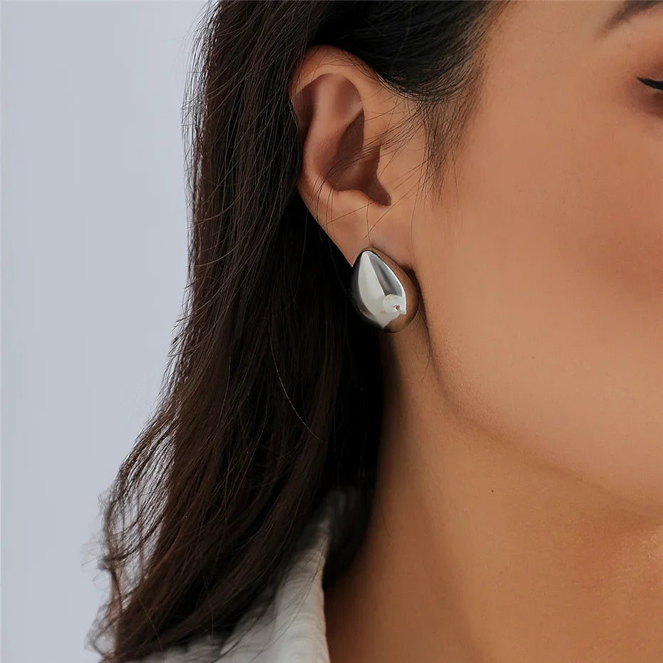 Berenice | Stora Runda Örhängen – Metall för En Modern Stil 11