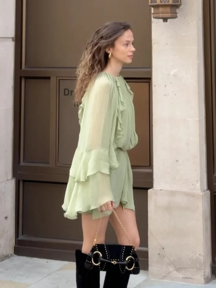 Solene | Lekfull Grön Rufsad Miniklänning – För Alla Tillfällen 2