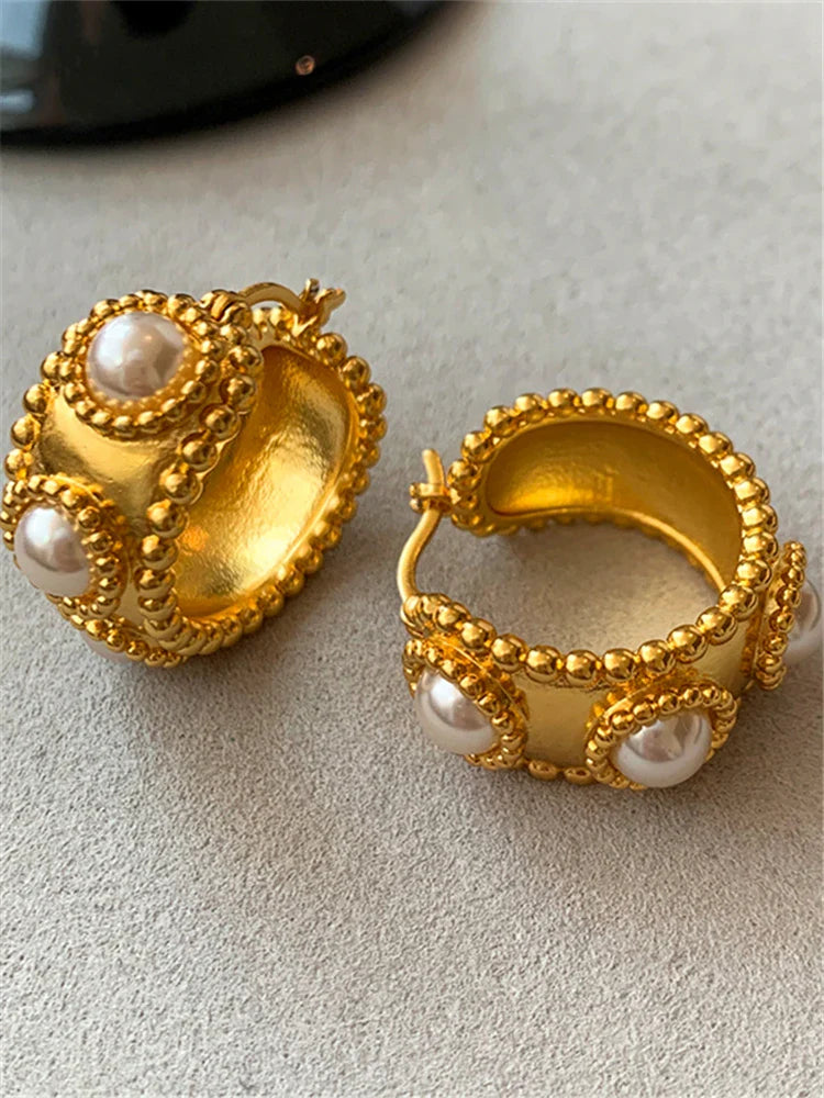 Berenice | Tidlösa Pärlörhängen – Vintage Metall med Elegant Cirkeldesign 3