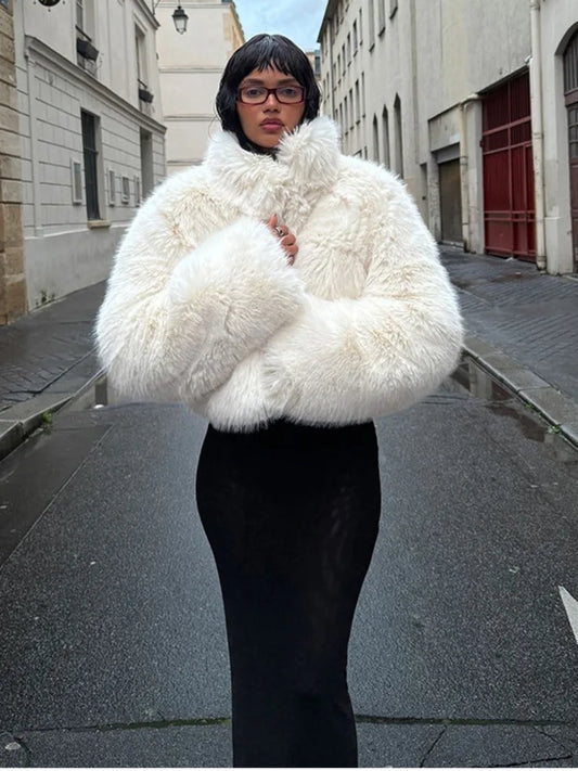 Caroline | Kort Kappa Dam – Lyxig Pälsstativkrage För Elegant Vinterlook 1